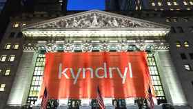 El logo de Kyndryl en la fachada de la Bolsa de Nueva York.