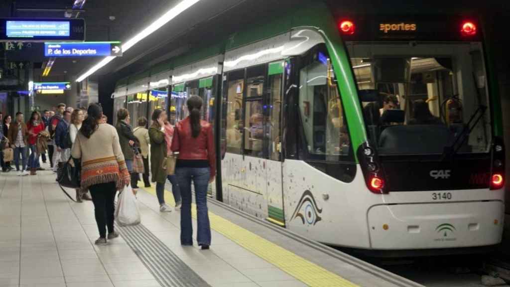 Un grupo de viajeros sube al Metro de Málaga.