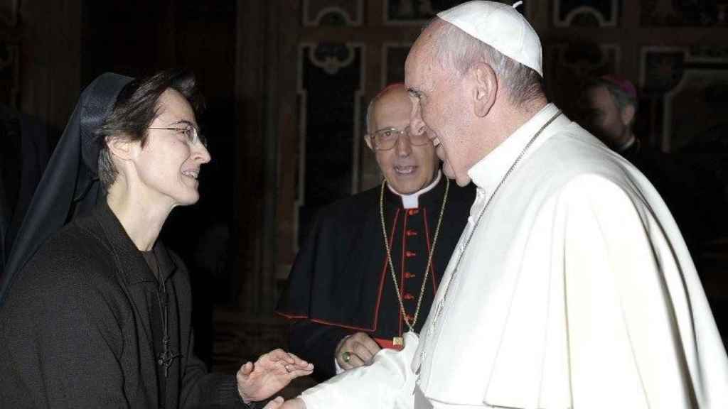 Raffaella Petrini junto al Papa.