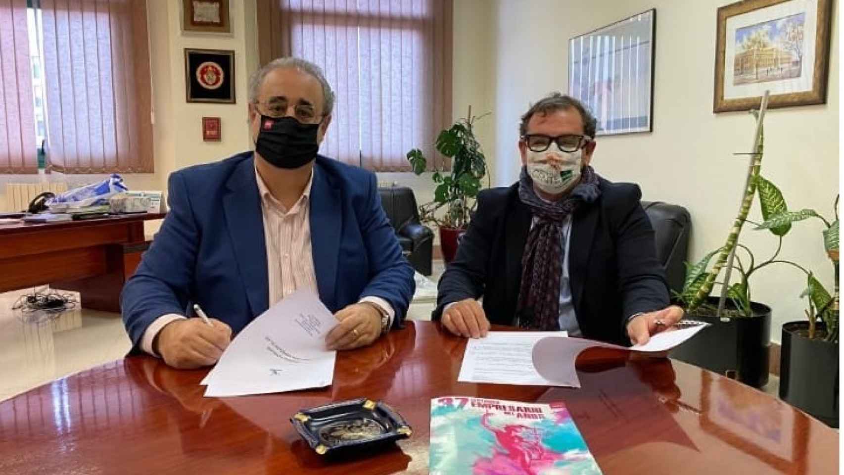 Firma del convenio entre Caja Rural de Zamora y la Facultad de Comercio