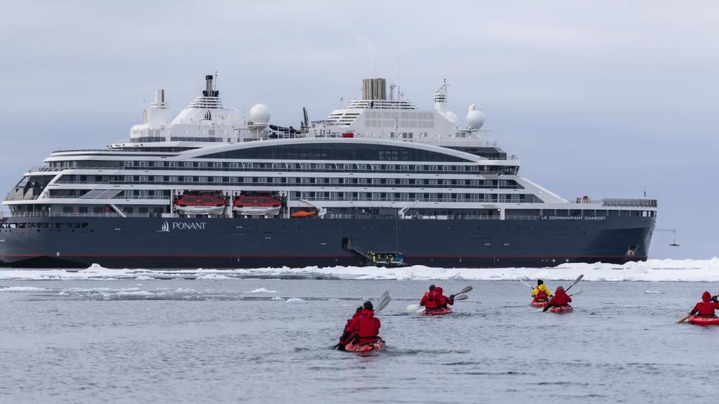 Los cruceristas pueden hacer kayak durante la travesía.