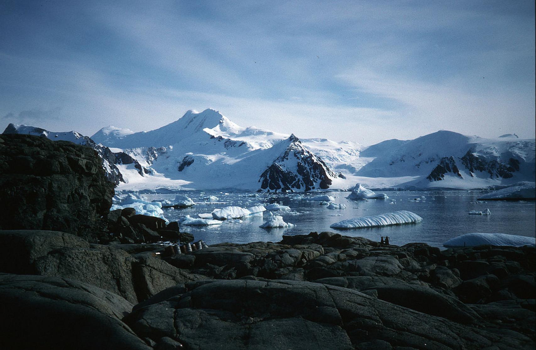 Vista de la isla de Pourquoi-Pas (Por Qué No, en francés), descubierta por el comandante Charcot, que da nombre al barco.