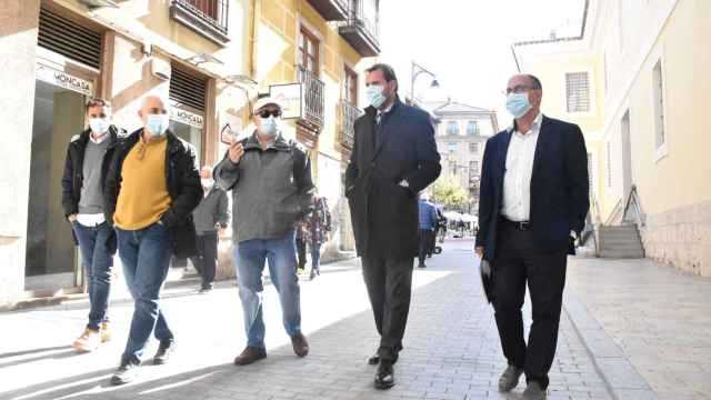 Oscar Puente y Luis Vélez acompañados por técnicos municipales durante la visita a las obras