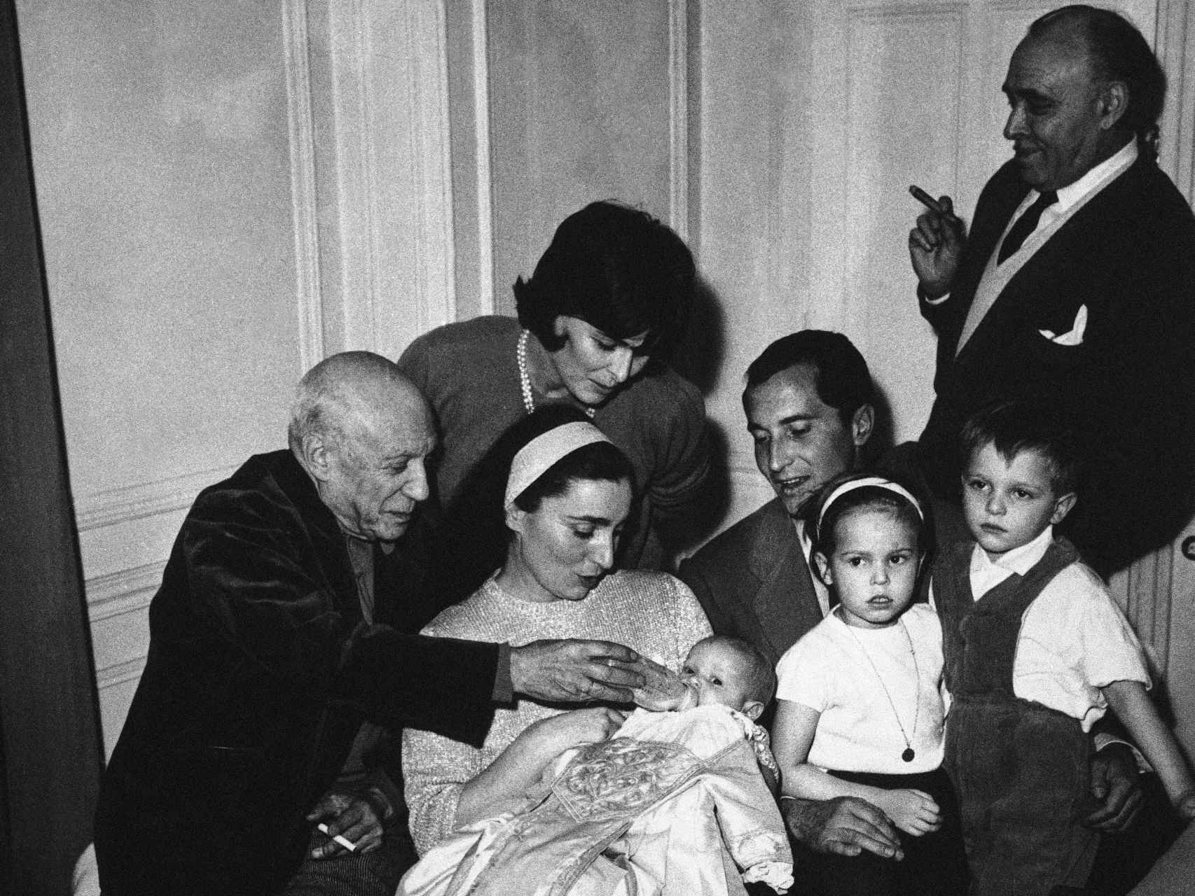Luis Miguel Dominguín y su esposa, Lucía Bosé, junto a sus tres hijos y su gran amigo Pablo Picasso.