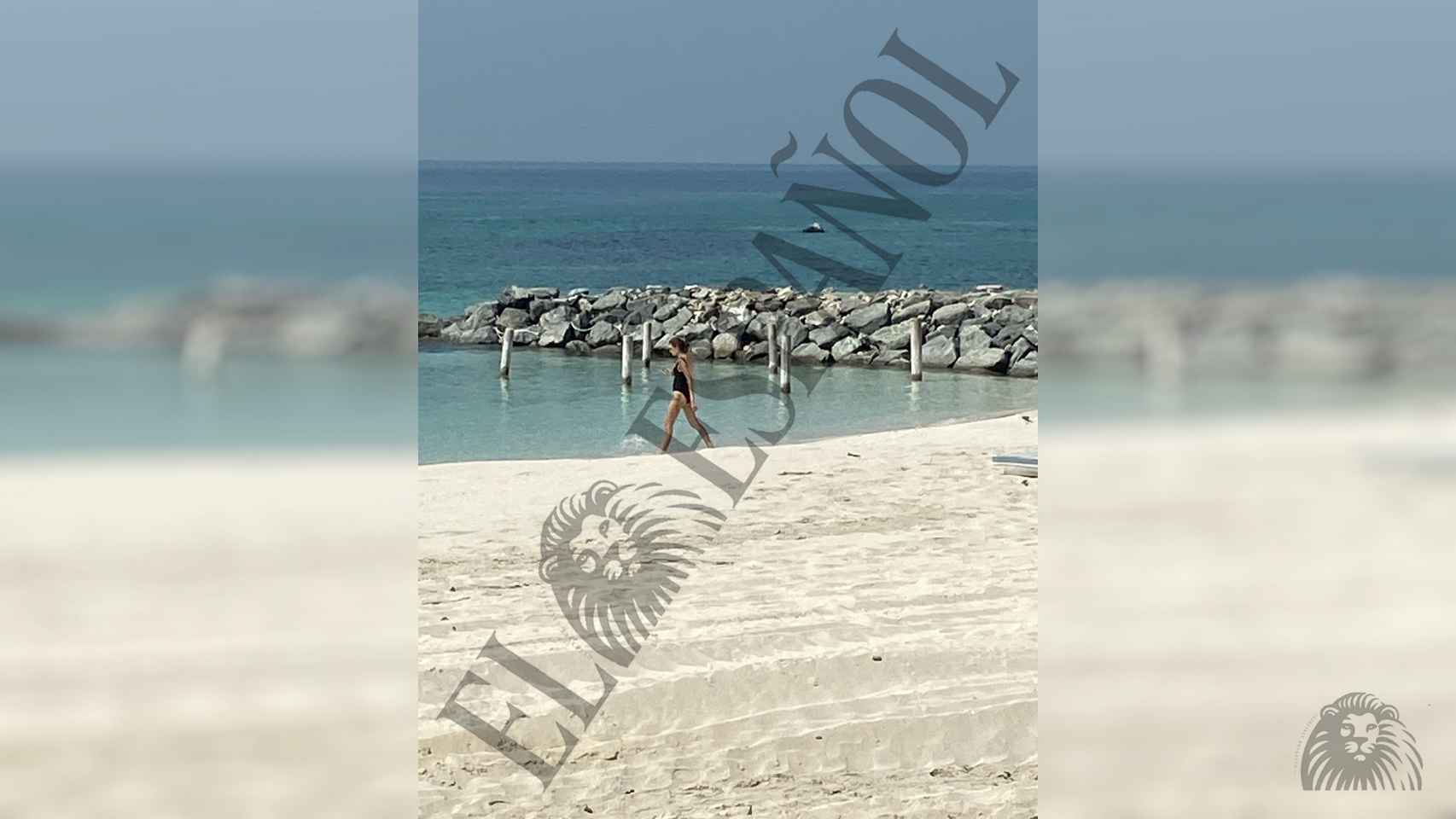 Una huésped se baña en la playa privada de la villa donde se hospeda Juan Carlos en Abu Dabi.