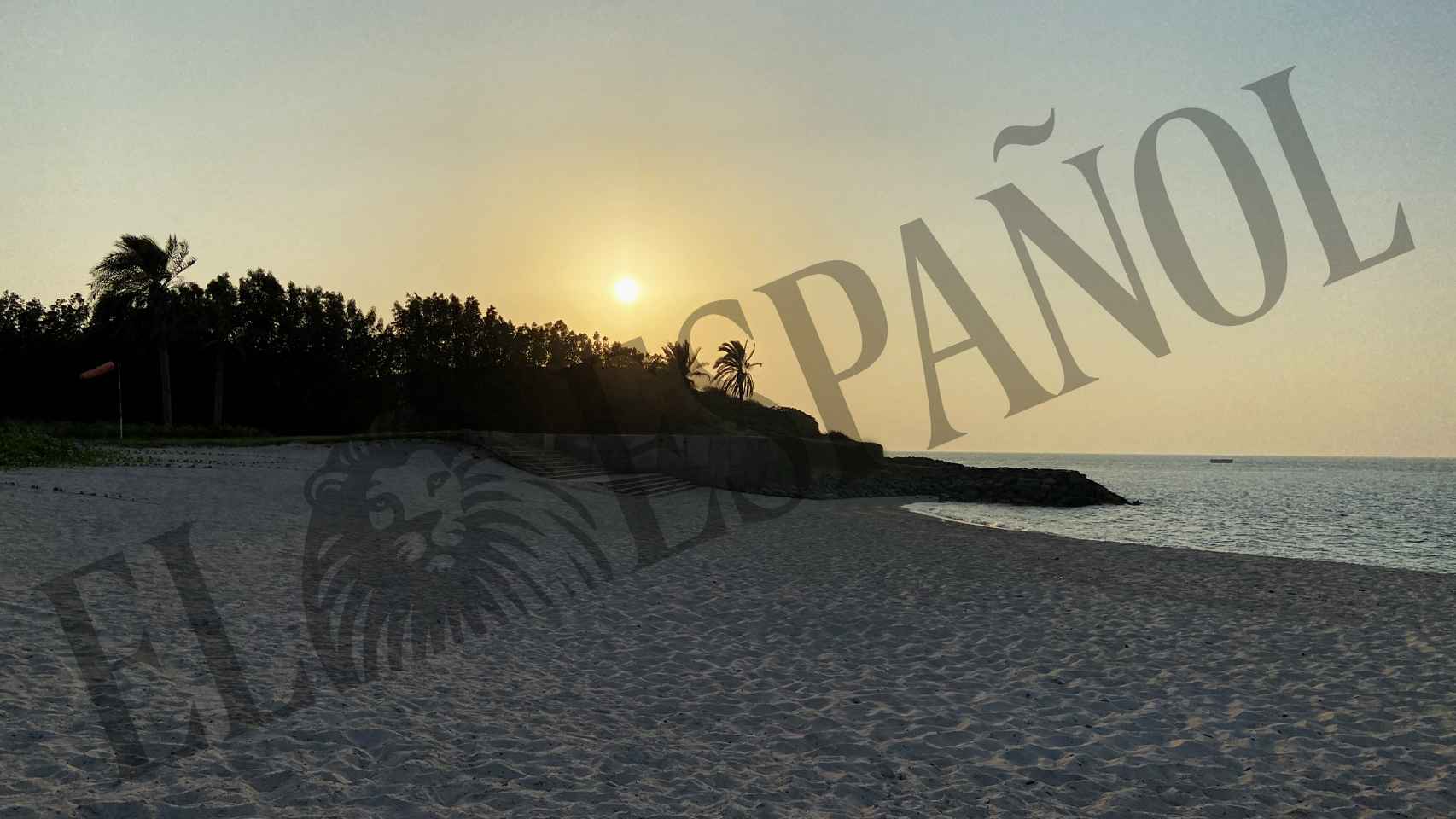La puesta de sol en una de las playas abiertas al público en la isla de Nurai.