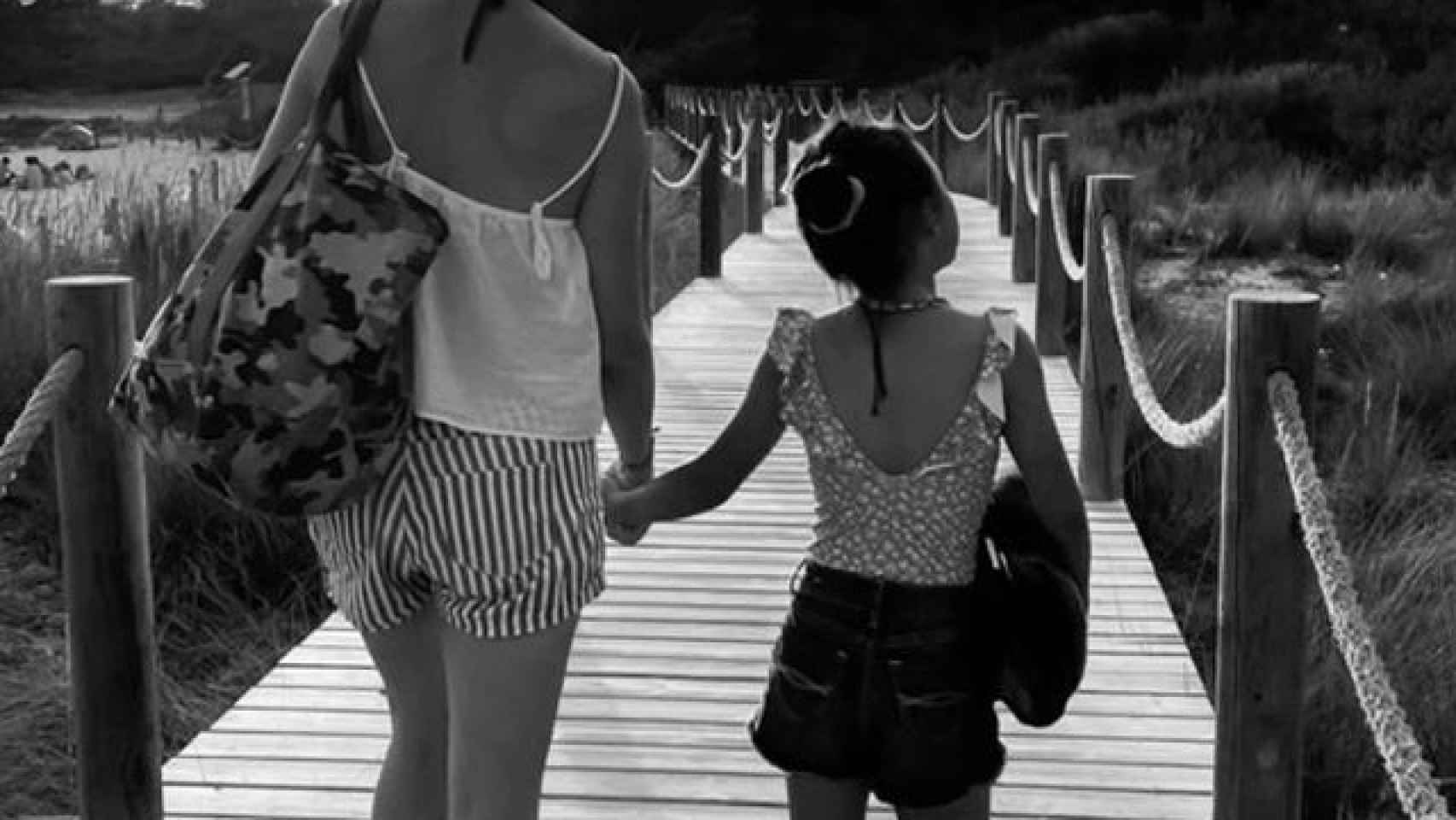 Igartiburu junto a su hija Carmen de camino a la playa.