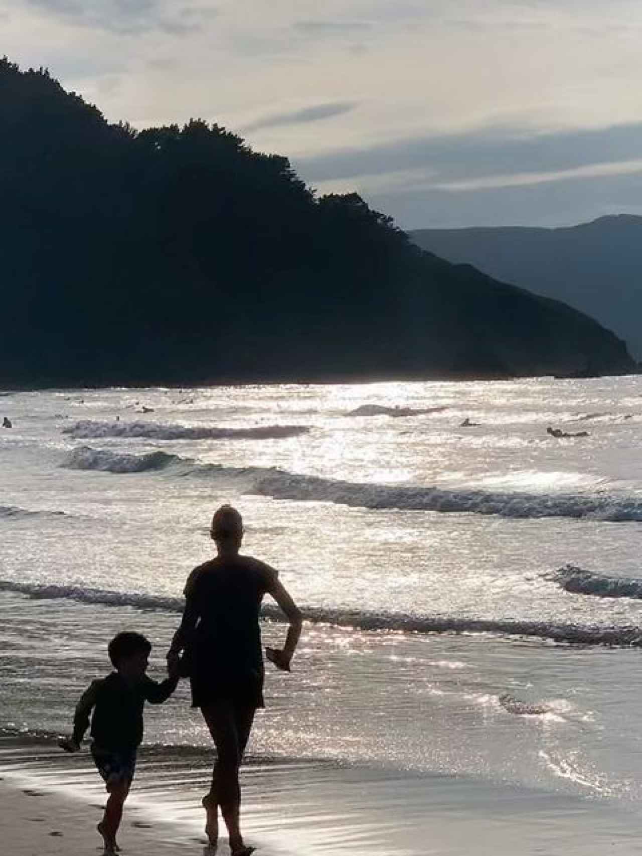 La presentadora disfruta del mar en compañía de su hijo pequeño, Nicolás.