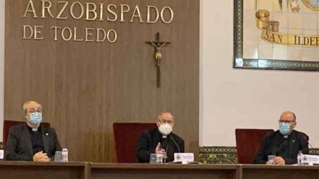 El arzobispo de Toledo, Francisco Cerro Chaves (en el centro), durante la rueda de prensa de este viernes en el arzobispado de Toledo.