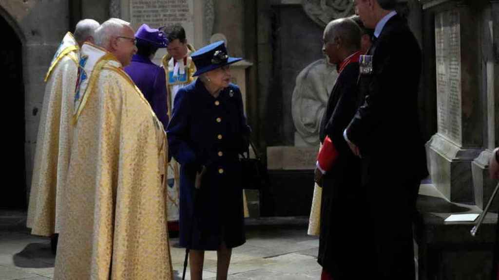 La reina Isabel con bastón en un acto religioso en la abadía de Westminster.