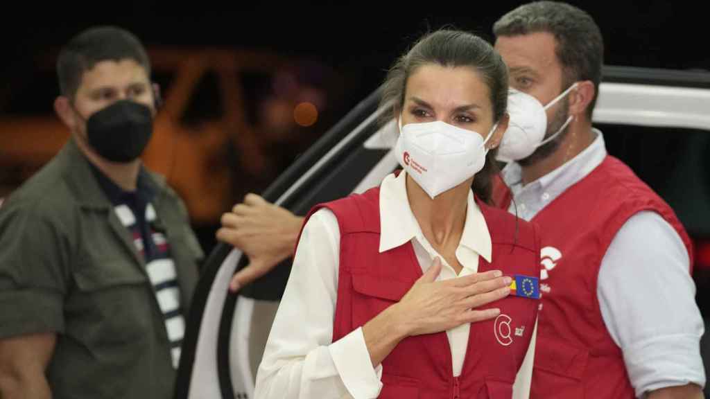 Letizia con su 'polémico' chaleco rojo en su llegada a Paraguay.