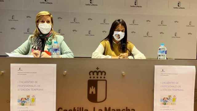 Inmaculada Tello (i) y Bárbara García (d) durante la rueda de prensa.