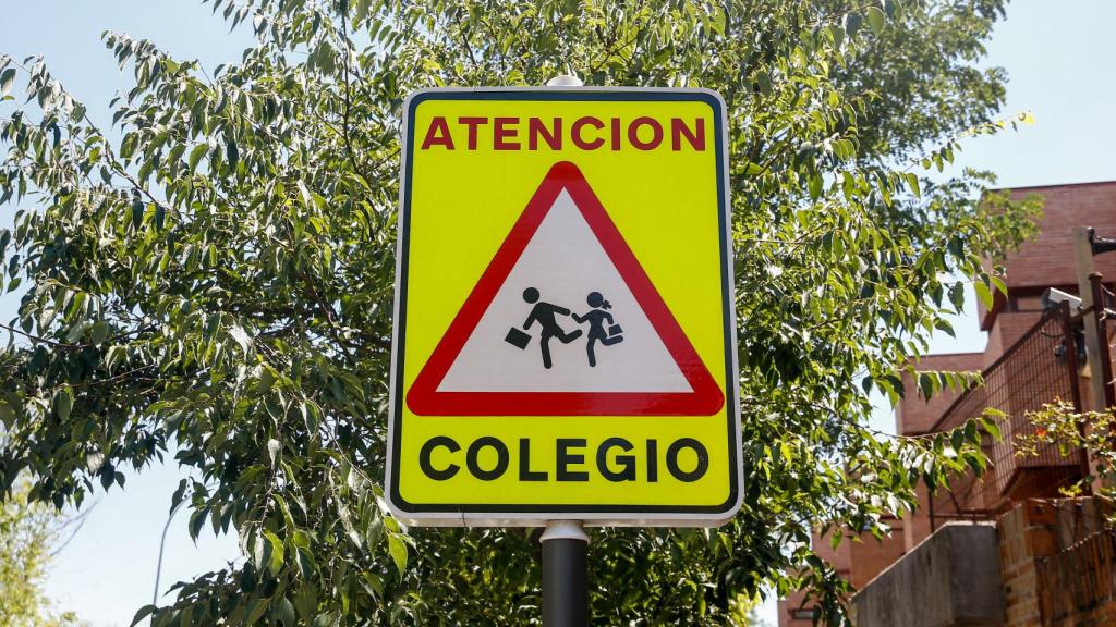 Señal de peligro próxima a un centro educativo.