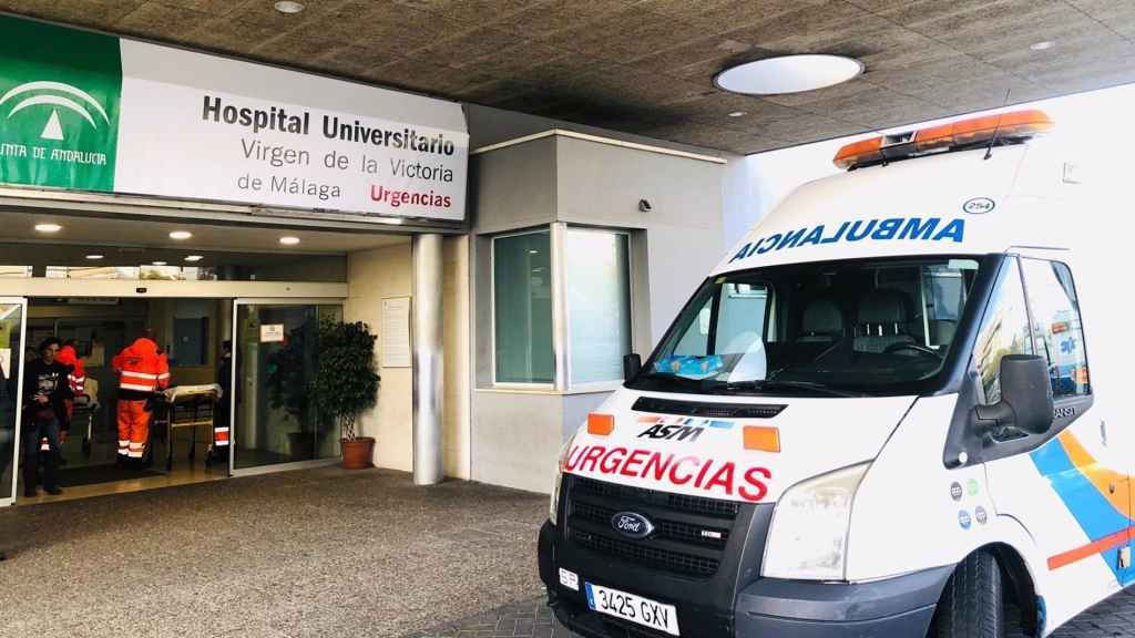 Dos detenidos por agredir a tres miembros de seguridad de las Urgencias del Hospital Clínico de Málaga.