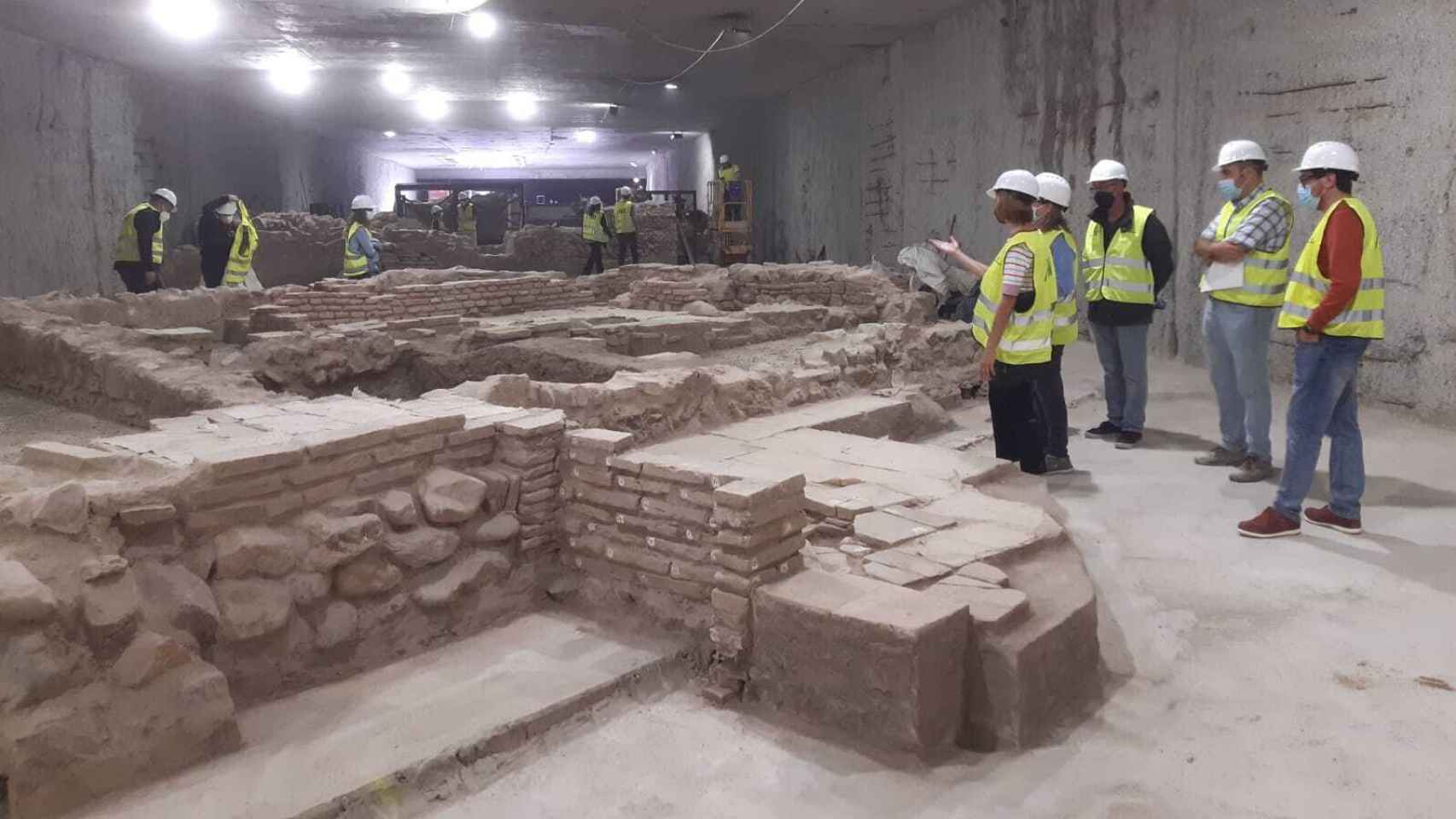 Directores de varios enclaves arqueológicos de Andalucía, junto a los restos encontrados en la obra del Metro de Málaga.