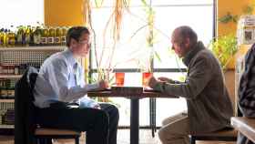 Will Poulter y Michael Keaton en el segundo episodio de 'Dopesick: historia de una adicción'.