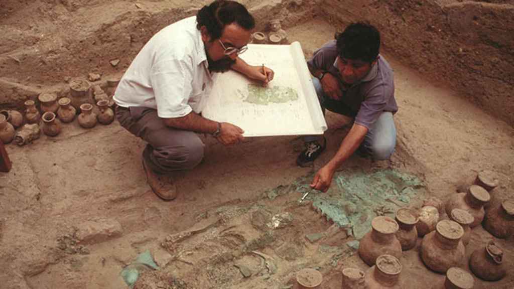 Walter Alva (i) durante la excavación de la tumba del Señor de Sipán.