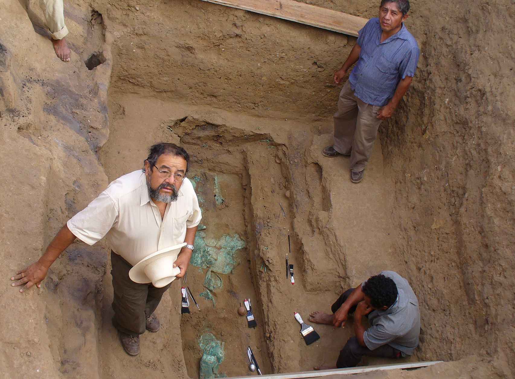 Walter Alva y sus compañeros excavan una tumba en Lambayeque en 2007.