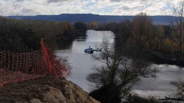 El helicóptero de la Guardia Civil buscando en el río