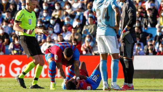 Ansu Fati en el suelo tras caer lesionado ante el Celta