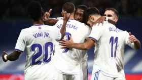Karim Benzema celebra su gol al Rayo Vallecano con sus compañeros del Real Madrid