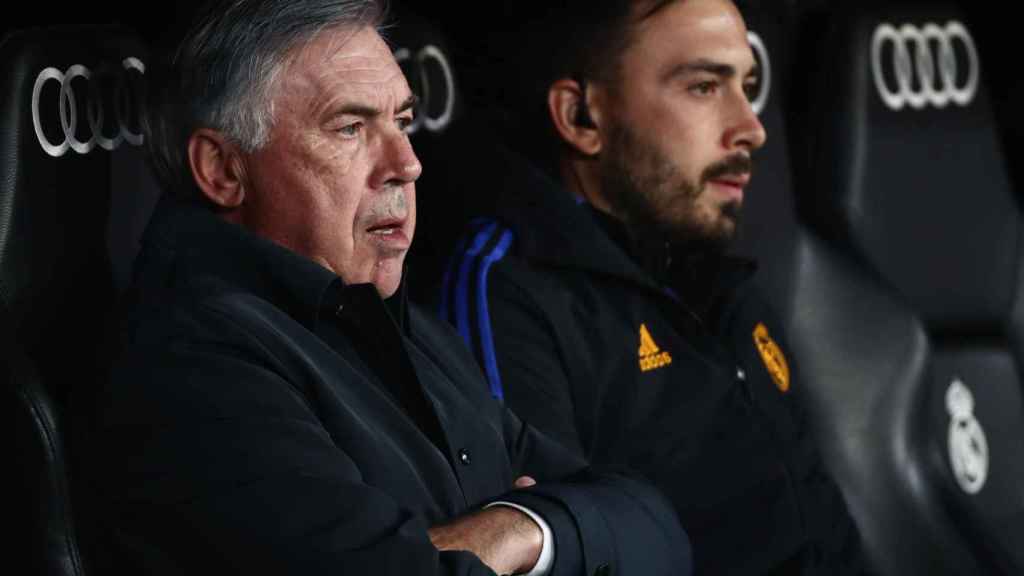 Carlo Ancelotti en el banquillo del Santiago Bernabéu junto a su hijo Davide