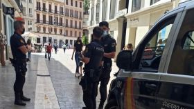 Varios de los agentes participantes en el dispositivo policial en el Centro de Málaga.