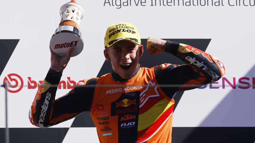 Pedro Acosta celebra su título en Moto3