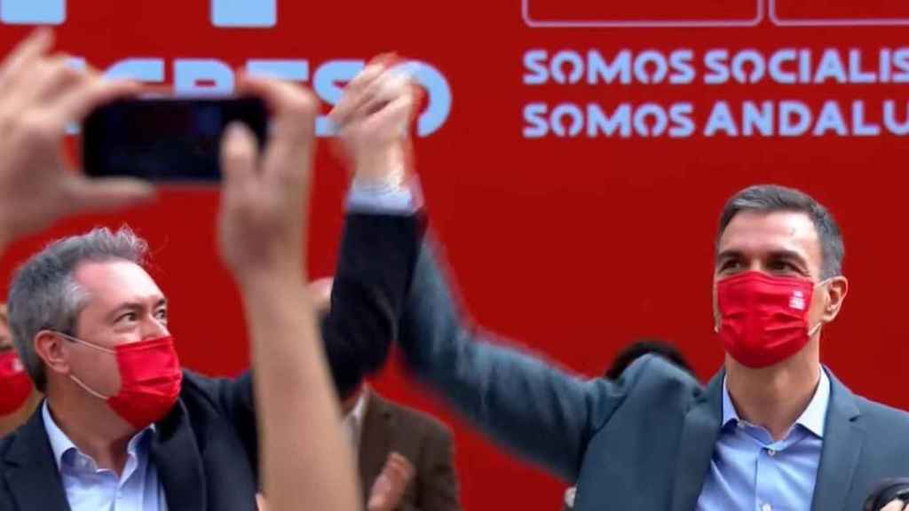 Juan Espadas y Pedro Sánchez, en la clausura del XIV Congreso del PSOE de Andalucía.