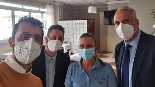 María Isabel, en su cafetería, junto al alcalde de San Roque, Juan Carlos Boix (d).