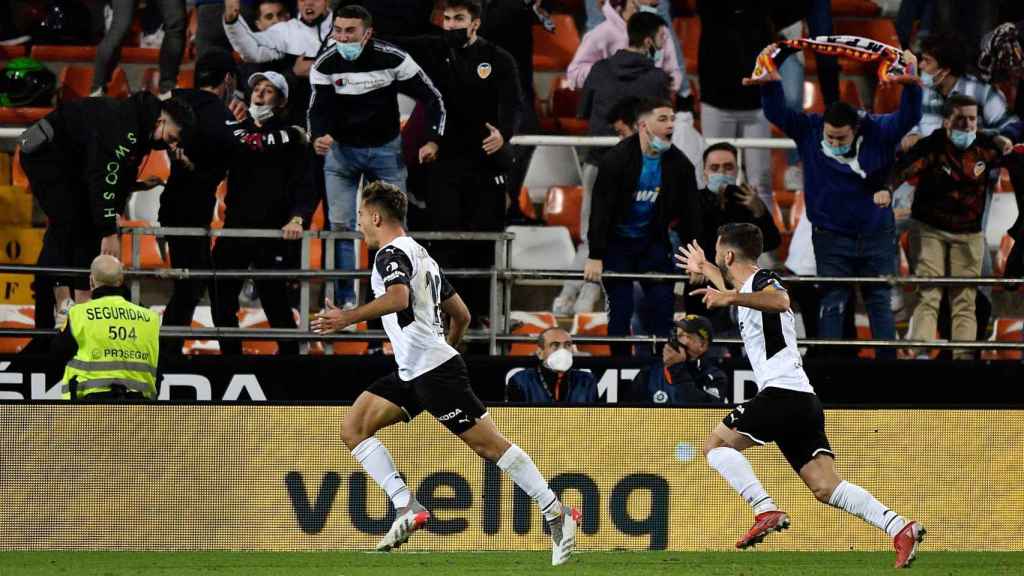 Hugo Duro celebra su segundo gol en el partido para el Valencia