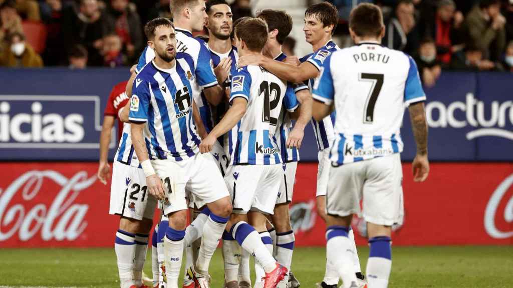 La Real Sociedad celebra un gol ante Osasuna en El Sadar