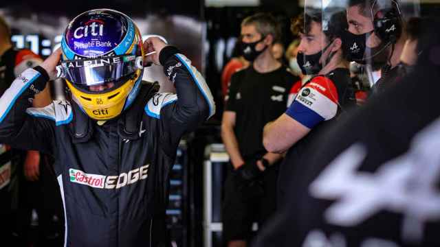Fernando Alonso en el box de Alpine en el Gran Premio de México