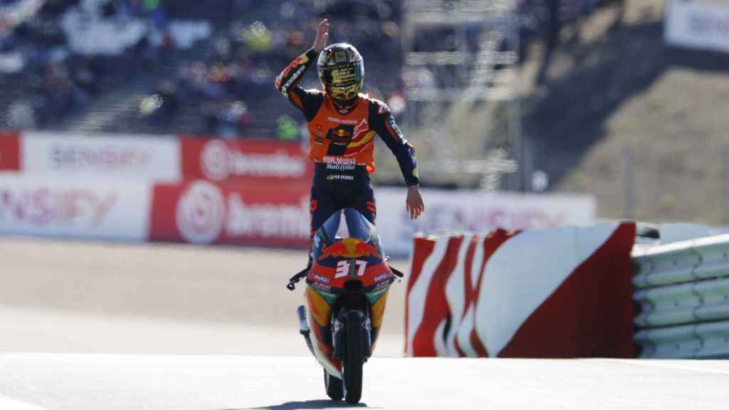 Pedro Acosta celebra su victoria en Moto3