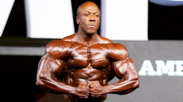 El fisioculturista Shawn Rhoden en una competición