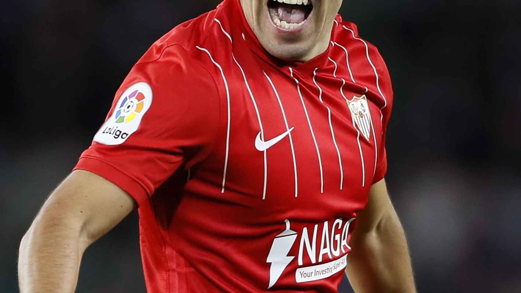 Marcos Acuña celebra un gol con el Sevilla en la temporada 2021/2022