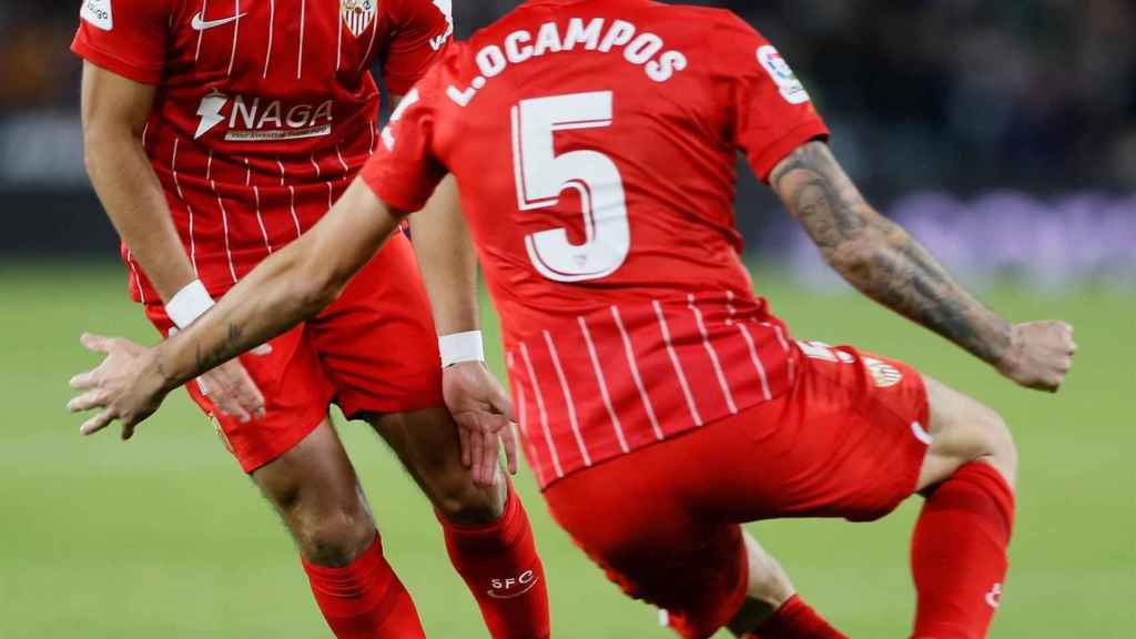 Acuña celebra con Ocampos su gol en el derbi sevillano