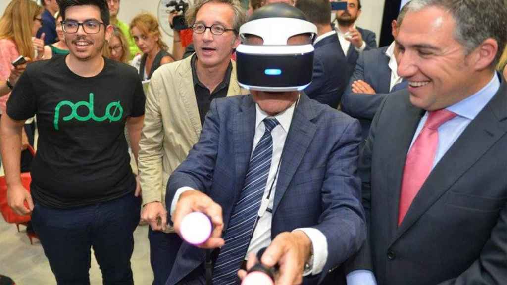 El alcalde de Málaga, Francisco de la Torre, prueba en 2017 unas gafas de realidad virtual.