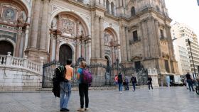 Un grupo de turistas, junto a la Catedral de Málaga.