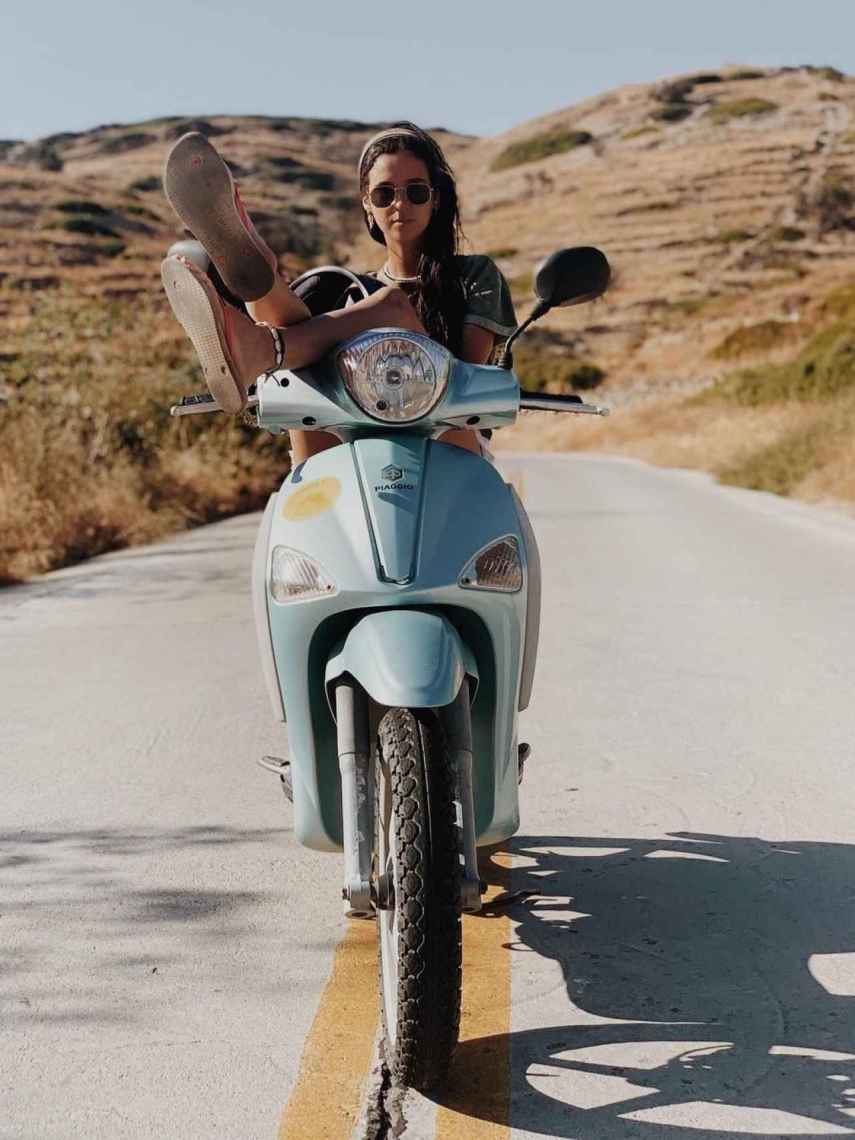 Victoria Federica en una nueva fotografía de su Instagram, posando sobre una moto.