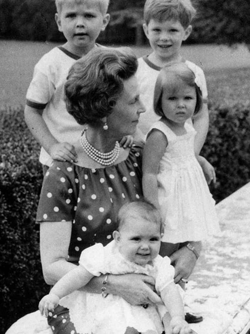 Christina, de niña, en brazos de su abuela, la princesa Olga de Yugoslavia. También en la foto están los primos de Christina, los príncipes Dimitri y Michel de Yugoslavia y su hermana Catherine Oxenberg.