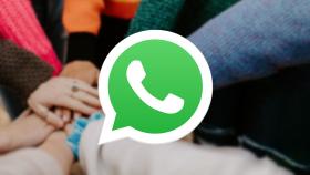 WhatsApp junto a unas manos.