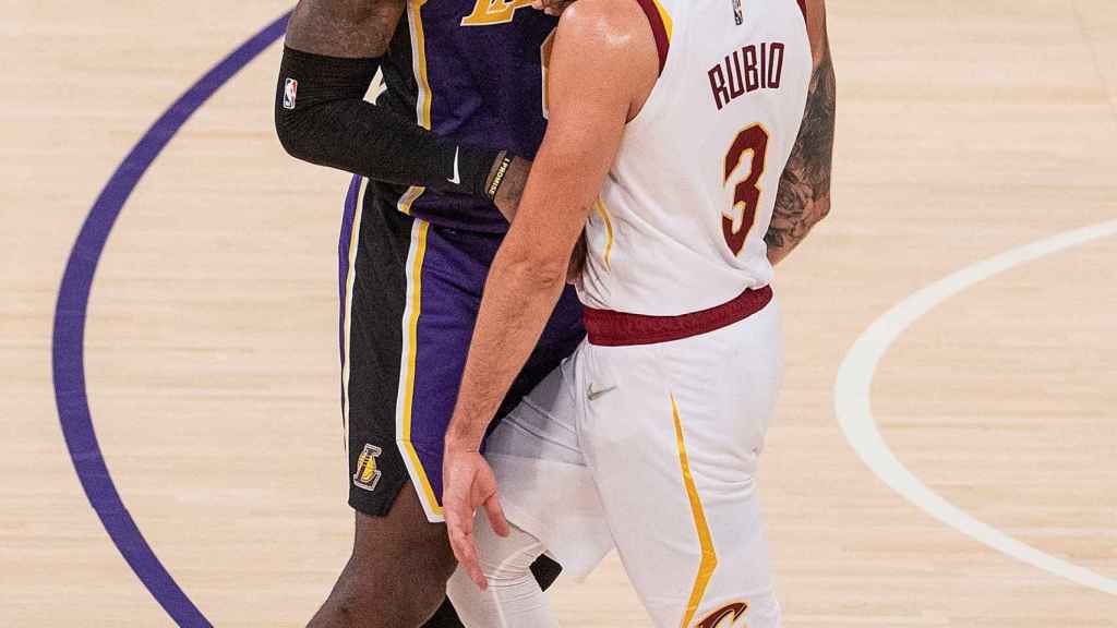 LeBron James y Ricky Rubio, durante un partido de la NBA