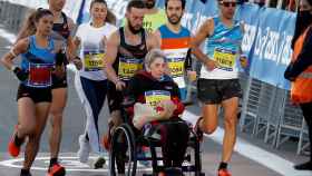 Eric Domingo corre con la silla de ruedas de su madre, Silvia Roldán, en la maratón de Barcelona