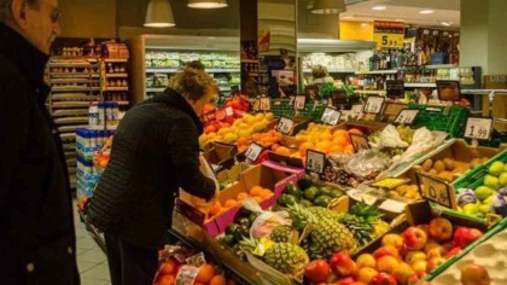 Una mujer hace la compra en un supermercado.