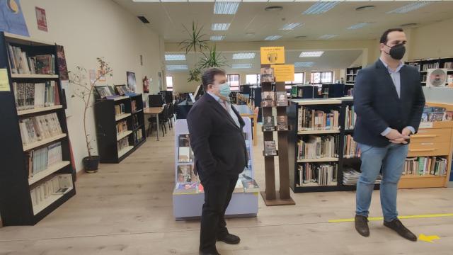 El concejal Francisco Miguel García y el alcalde David Mingo visitan la biblioteca municipal de Santa Marta