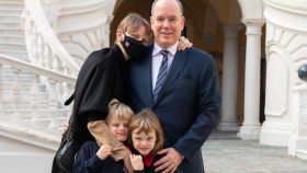 La princesa Charlène junto a su marido y sus dos hijos en su reencuentro de este lunes 8 de noviembre.