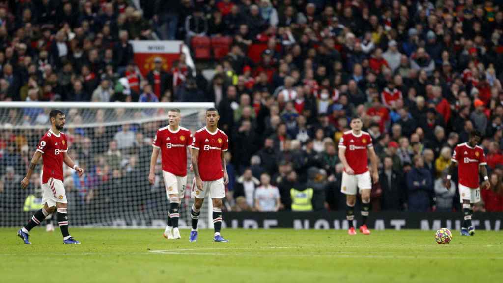 Los jugadores del Manchester United tras recibir un gol del City