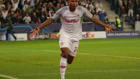 Karim-David Adeyemi celebra un gol con el RB Salzburg
