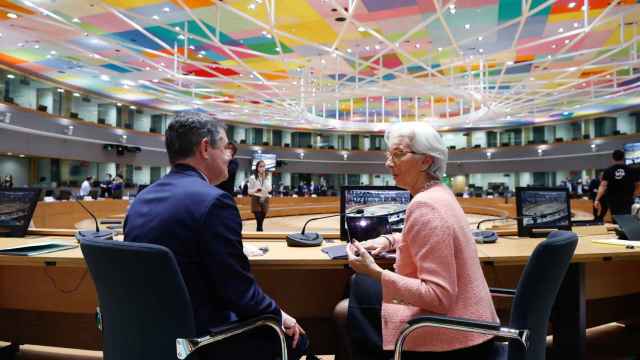 Christine Lagarde conversa con el presidente del Eurogrupo, Paschal Donohoe, durante la reunión de este lunes